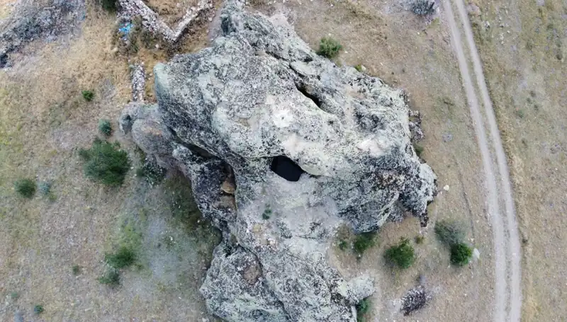 Efsaneleriyle Ünlü Gelin Kayası: Merkeze 8 Kilometre Uzaklıkta Gizemli Bir Mekan
