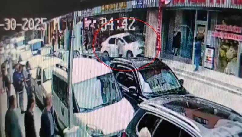 Alkollü Sürücü Mağazaya Daldı: İki Çocuk Son Anda Kurtarıldı!