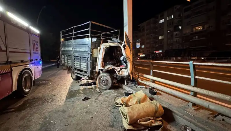 Kamyonet Kaza Yaptı: Yön Tabelası Hayatı Tehdit Etti!