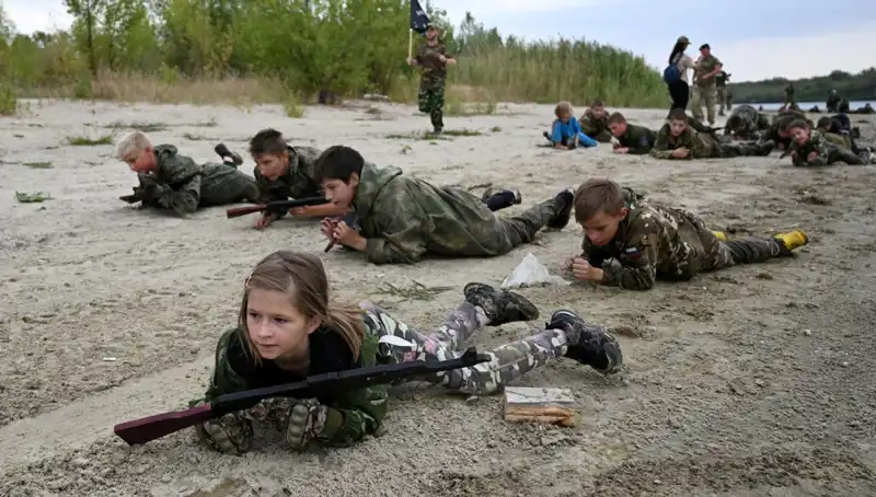 Rusya'da 8 Yaşındaki Çocuklar Askeri Kamp Hayatıyla Yüzleşiyor