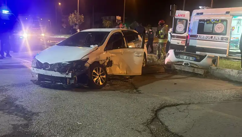 Pikap ile Otomobil Çarpıştı: Feci Kaza Bütün Şehri Şok Etti