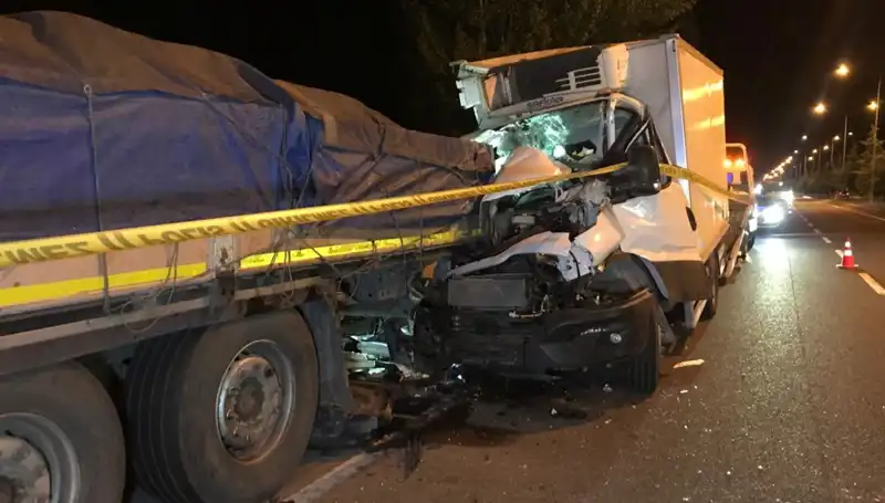 Park Halindeki Tıra Arkadan Çarpan Kamyonet Kazasında Bir Ölü, Bir Yaralı