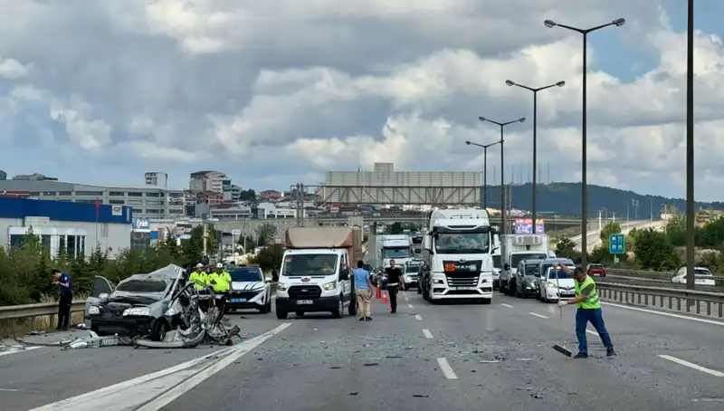 Otoyolda Feci Kaza: Üç Kişi Araçta Sıkıştı ve Trafik Kilitlendi