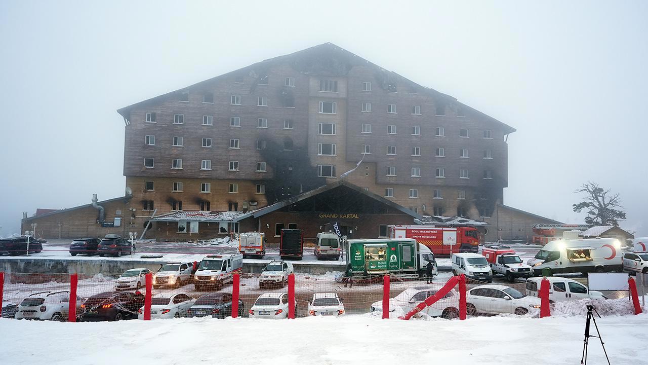 Kartalkaya'da otel yangınında ekiplerin çalışmaları devam ediyor