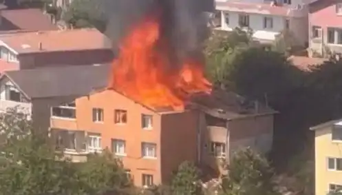İstanbul’da Yangın Paniği: Dört Kişi Mahsur Kaldı, Neler Yaşandı?