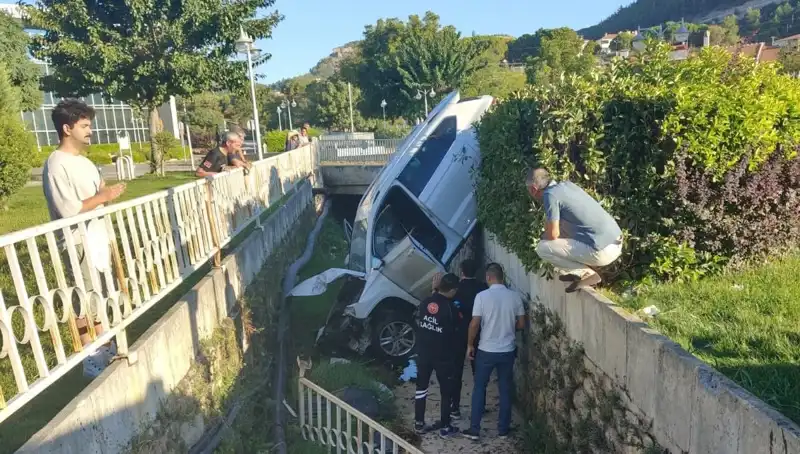 Muğla'da Direksiyon Kırarken Kazaya Karıştı: Yaralılar Var!