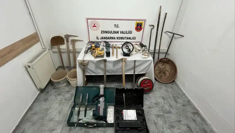Çaycuma'da Gece Yarısı Kaçak Kazı Operasyonu: 5 Kişi Gözaltında