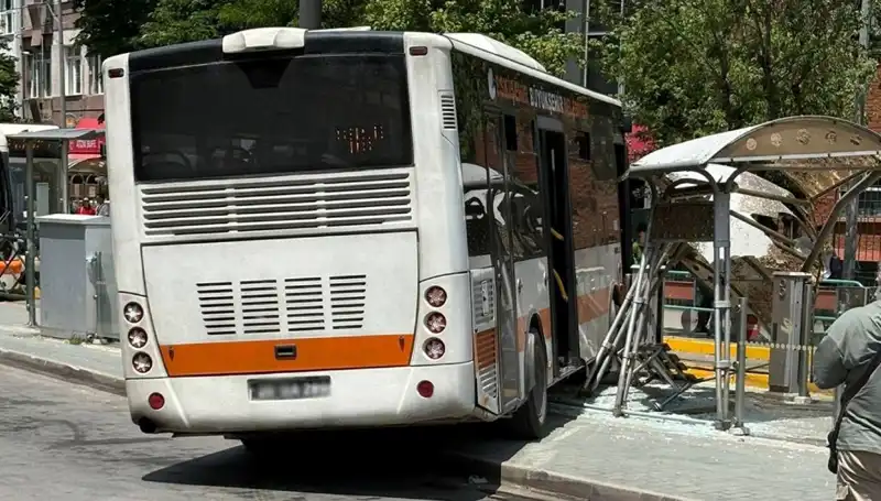 Belediye Otobüsü Tramvay Durağına Dalınca Bizi Şaşırttı!