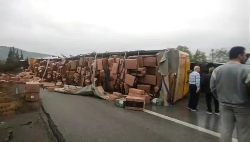 TEM Otoyolu'nda Şok Olay: TIR Devrildi, Ankara Yolu Trafiğe Kapandı!