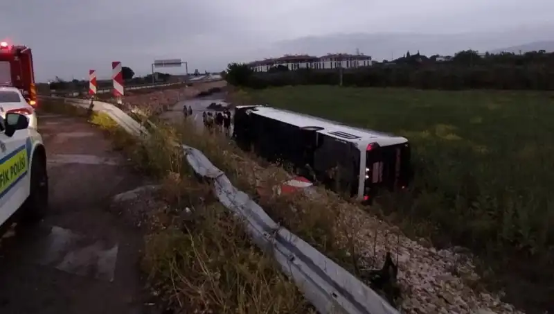 Manisa’da Yolcu Otobüsü Kazası: Çok Sayıda Yaralı ve Panik Anları
