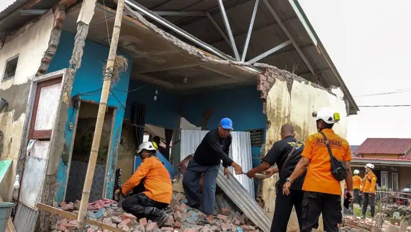 Endonezya'da Şiddetli Deprem: 5,7 Büyüklüğündeki Sarsıntı Evleri Yerle Bir Etti