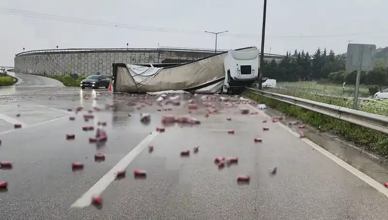 TIR Devrildi, İçkiler Yola Saçıldı: Olayın Detayları Şaşırtıyor