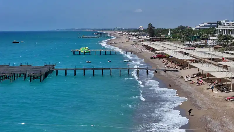 Antalya Sahillerinde Güneşli Hava: Yerli ve Yabancı Turistler Akın Ediyor