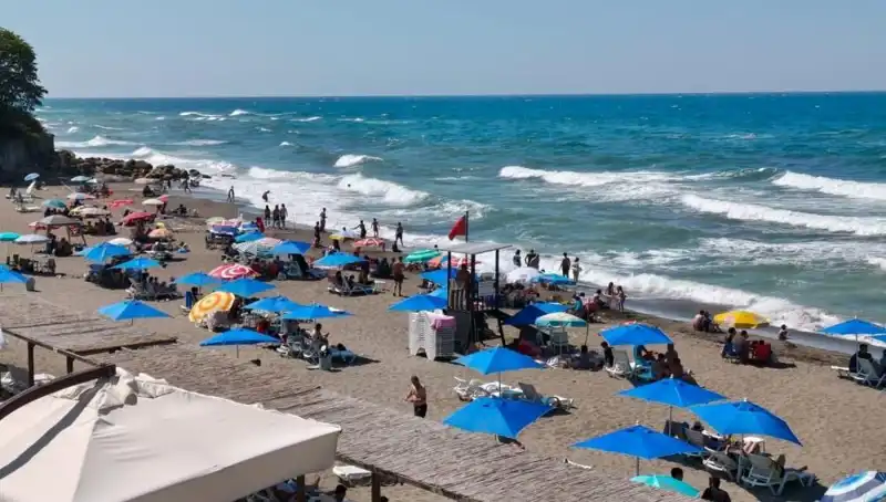 Akçakoca'da Deniz Yasağı: Yerli ve Yabancı Turistler Şaşkın!