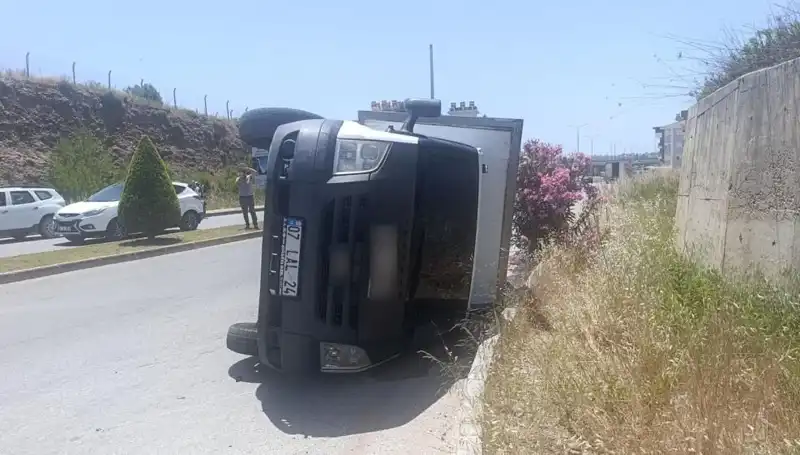 Hafif Ticari Araç Devrilen Kamyonetle Kaza Yaptı: Detaylar Ortaya Çıktı