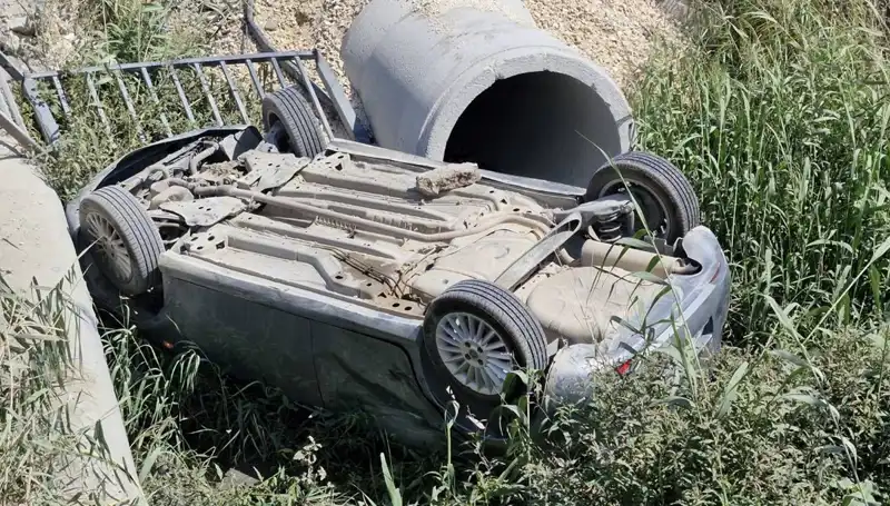 Pikapla Çarpışarak Su Kanalına Devrilen Araçta İki Kişi Yaralandı