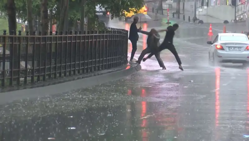 İstanbul ve İzmir İçin Meteorolojiden Turuncu Kodlu Alarm: Dikkat!