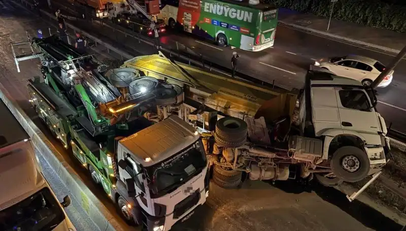 Devrilen Hafriyat Kamyonu Şehir Trafiğini Alt Üst Etti ve Endişeye Neden Oldu