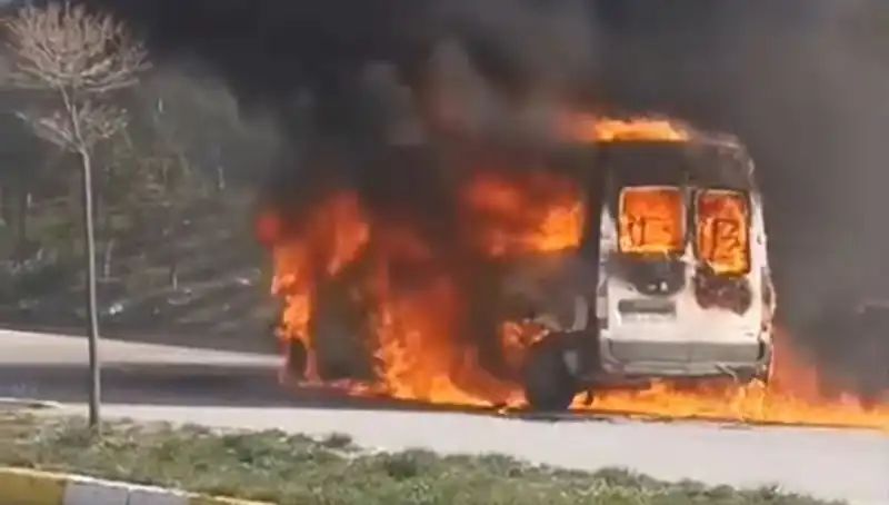 Havalimanı Personel Servisi Alev Alev Yandı: Panik Anları Yaşandı