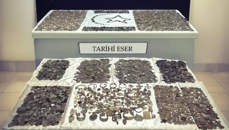Sınırda Yüzlerce Yıllık Tarihi Eserler Ele Geçirildi