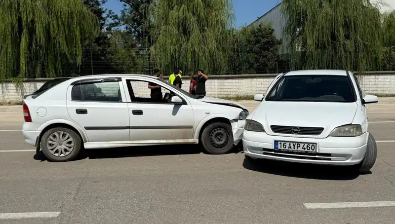 İki Otomobilin Çarpıştığı Kaza, Yaralıların Durumu Endişe Verici