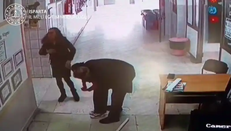 İlginç Bir Kahramanlık: Öğretmen Heimlich Manevrası ile Öğrencisini Kurtardı