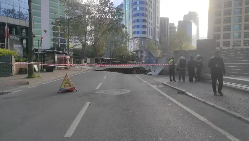 Sarıyer'de Şok! Cadde Çöküntüsü nedeniyle Trafik Felç Oldu