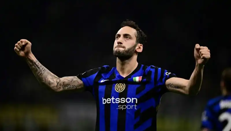 Hakan Çalhanoğlu'nun Tatili: Inter'den Gelen Acil Çağrı Ne Anlama Geliyor?