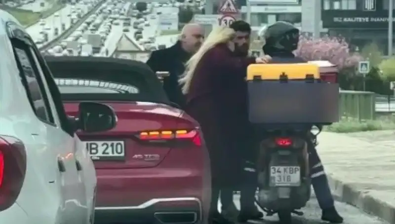D-100'de Korku Dolu Anlar: Motokuryeye Silah Çeken Şahıs Gözaltına Alındı
