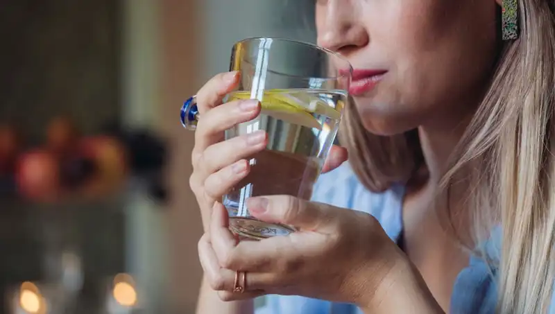 Harvardlı Uzmanın Çarpıcı Açıklaması: Limonlu Su Sağlığınızı Gerçekten Nasıl Etkiliyor?