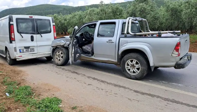 Bursa'da Minibüs ve Kamyonet Çarpıştı: İki Yaralı, Olay Anı Kamerada