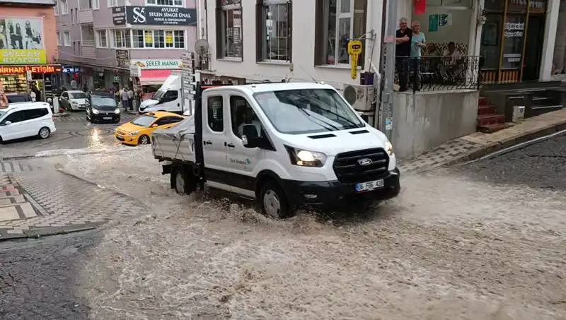 Aniden Bastıran Yağmur, Şehri 10 Dakikada Su İçinde Bıraktı
