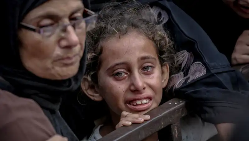 Gazze'de Açlık Krizi: İsrail Askerleri Yemekleri Toprağa Gömme Eylemi