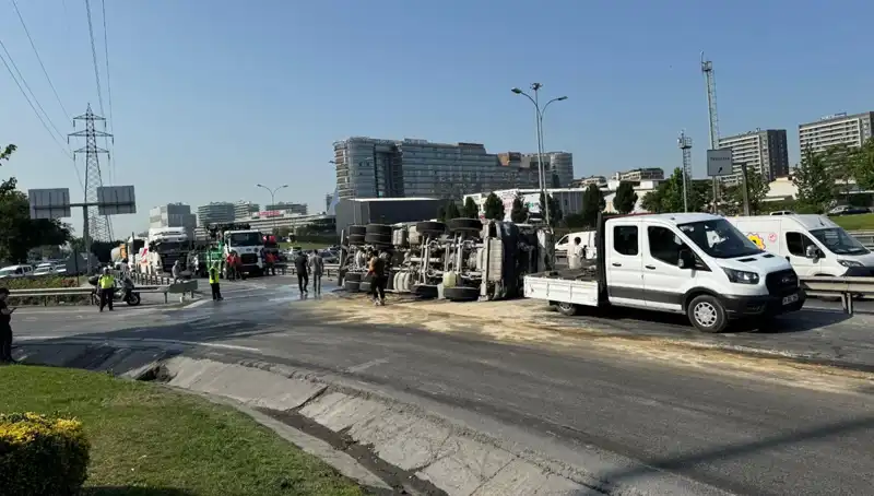 D-100 Yan Yolda Beton Mikseri Devrildi: Kaza Sonrası Olay Yerinde Tüm Detaylar