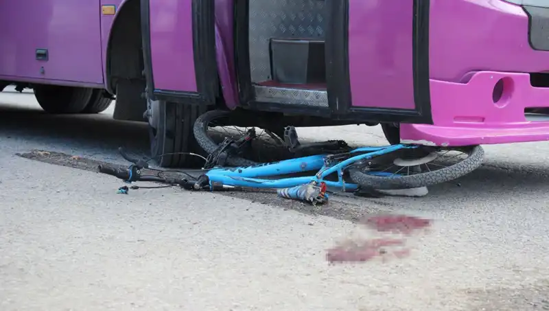 Bisiklet Sürerken Tehlikeli Anlar: Çocuk Otobüs Altında Kaldı