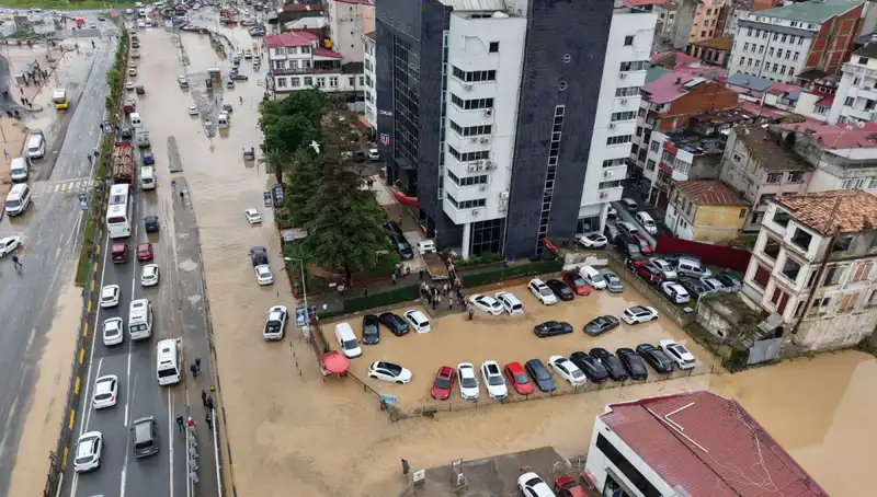 Trabzon'daki Sel Felaketi Sonrası Çamur İçinde Kayıp Kişinin İzleri Aranıyor