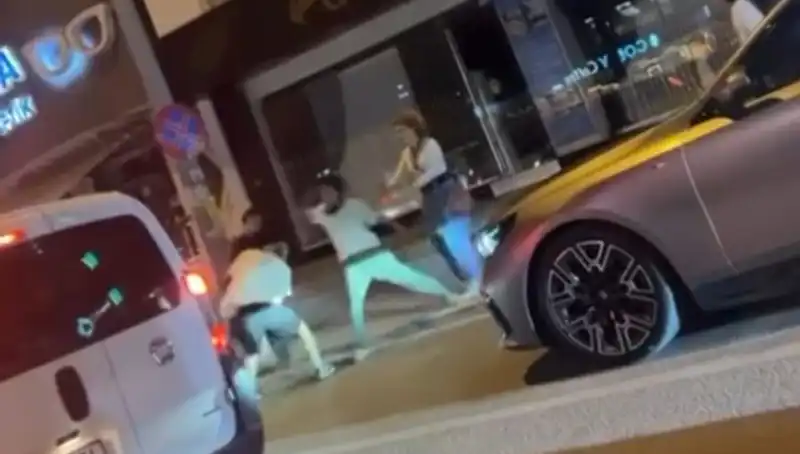Cadde Boks Ringine Dönüşürken, Yumruklar Hızla Uçuştu: Sokak Mücadelesi Neden Patlak Verdi?