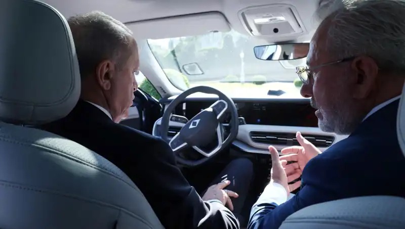Cumhurbaşkanı Erdoğan, Togg'un Yeni Modeliyle Yolda: Yerli Otomobile Destek Mesajı