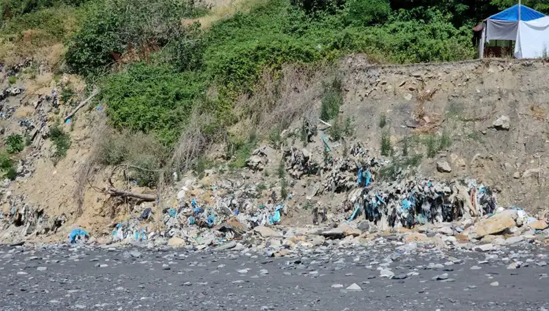 Kozlu Sahil’de Eşine Az Rastlanan Çöp Yığınına Dikkat Çekiliyor