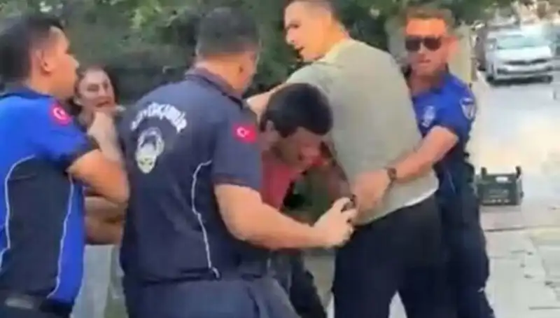 Seyyar Satıcıya Zabıta Ekiplerince Sokak Ortasında Dayak!