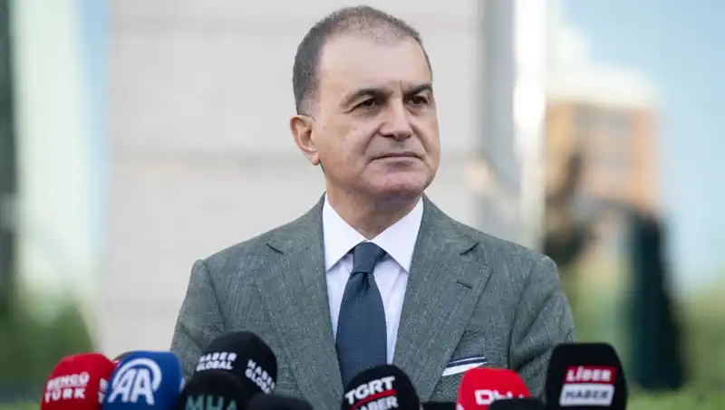 Ömer Çelik'ten Özel'e Sert Tepki: Meşru Demokratik Alanı Tehdit Eden İfadeler Yok Hükmündedir