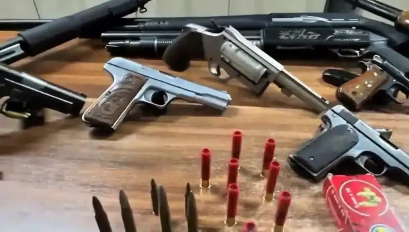 İzmir'de Yasa Dışı Silah Ticareti Operasyonu: Suç Şebekesine Darbe!