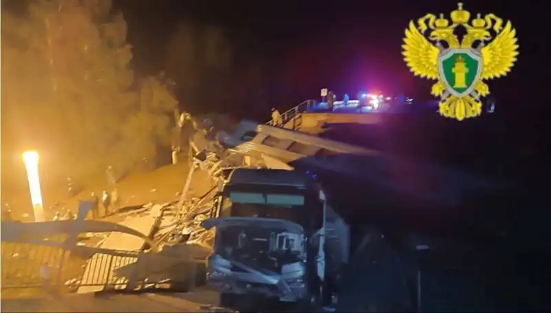 Rusya’da Köprü Çökmesi: Yedi Kişi Hayatını Kaybetti, Trenler Raydan Çıktı
