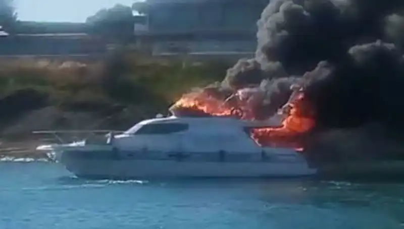 Çeşme Marina’da Yangın: Motoryat Küller Haline Geldi