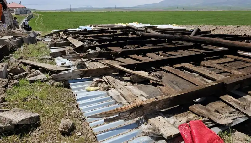 Bitlis’te Fırtına Sonrası Sabaha Uyanan Şehir: Çatılar Uçtu, Hayat Durma Noktasına Geldi