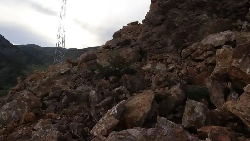 Erzurum'da Heyelan: Dev Kayalar Yolu Ulaşıma Kapandı