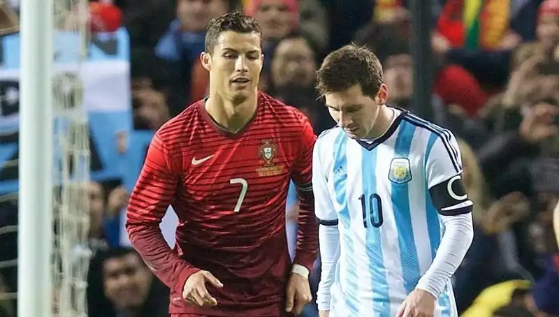 Ronaldo, Messi'ye Fark Attı: Futbolun İki Efsanesi Göz Doldurdu