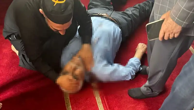 Camide ibadet eden bir kişi, namaz sırasında bıçaklı saldırıya uğradı!