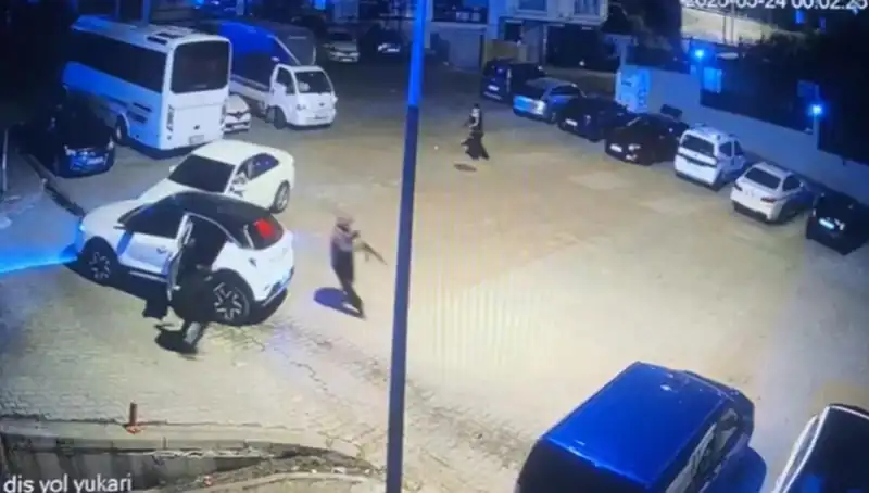 Kağıthane'de Kalaşnikovlu Saldırı: Maskeli Suçluların Kurşun Yağdırdığı Olay!